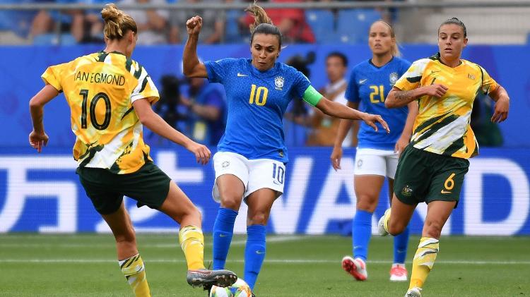 marta-disputa-bola-com-jogadoras-australianas-durante-jogo-na-copa-do-mundo-feminina-1560443724129_v2_750x421