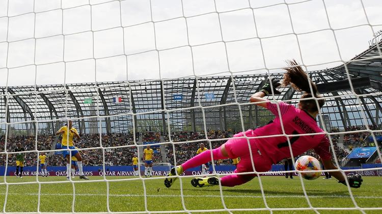sydney-schneider-goleira-da-jamaica-defende-o-penalti-cobrado-por-andressa-1560092300720_v2_750x421