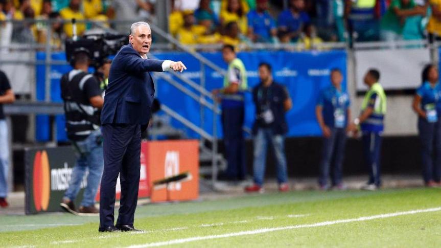 tite-orienta-a-selecao-brasileira-em-jogo-contra-a-venezuela-na-copa-america-1560915271510_v2_900x506