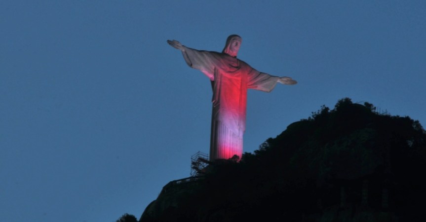 1dez2014---a-estatua-do-cristo-redentor-no-rio-de-janeiro-ganhou-nesta-segunda-feira-1-dia-mundial-de-luta-contra-a-aids-iluminacao-vermelha-especial-a-iniciativa-e-da-arquidiocese-em-parceria-141747397703