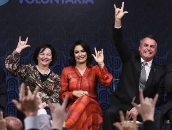 bolsonaro-dodge-chifrinho-600x453