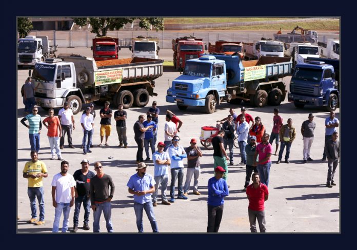 Protesto_Caminhoneiros_1-696x487