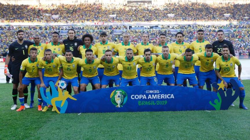 selecao-brasileira-posa-para-foto-antes-da-final-da-copa-america-contra-o-peru-1562538865149_v2_900x506