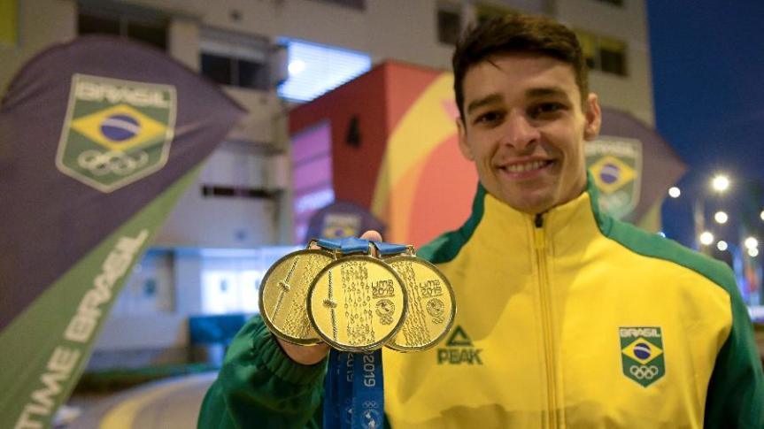 chico-barretto-exibe-as-tres-medalhas-de-ouro-conquistadas-na-ginastica-artistica-do-pan-2019-1564617419532_v2_900x506