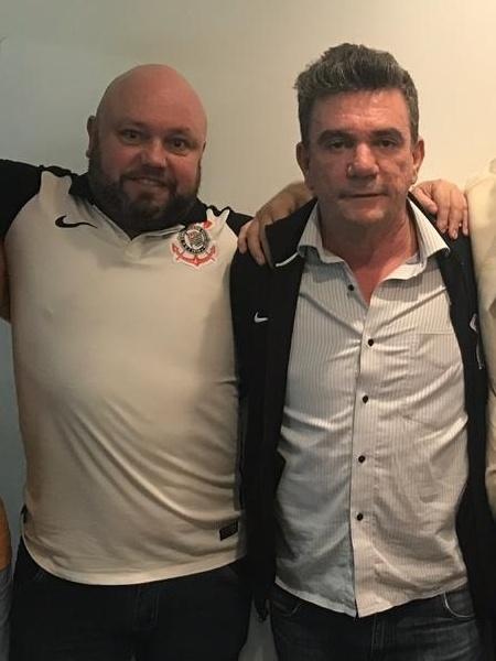 rogerio-lemes-coelho-camisa-do-corinthians-posa-para-foto-com-andres-sanchez-ao-centro-e-convidados-do-presidente-do-corinthians-em-camarote-da-arena-em-itaquera-1565303196413_v2_450x600